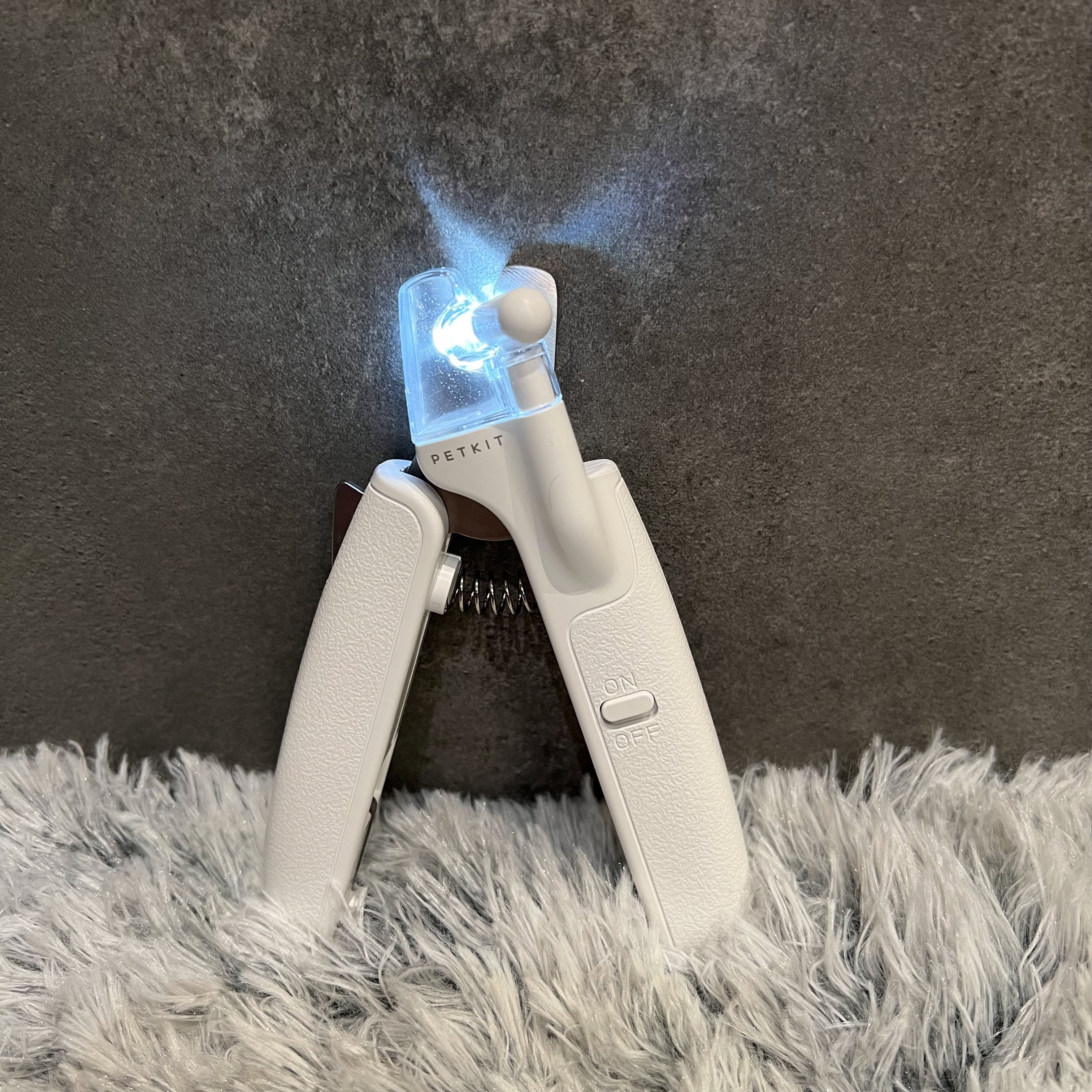 Illuminated pet clearance nail clipper